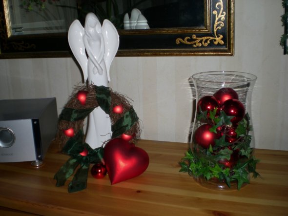 rot ist und bleibt der Weihnachtsklassiker , es sieht schon weihnachtlich aus wenn man rote Kugel und einwenig grün in ein Gefäß füllt ....