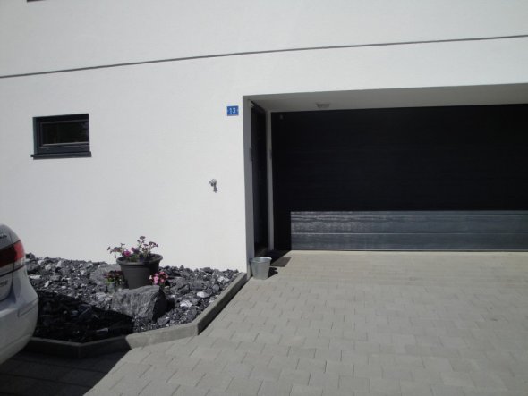Garageneinfahrt und Eingangstüre