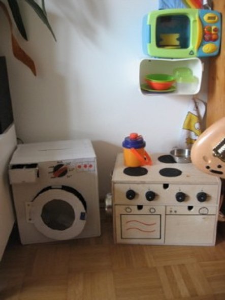 Kinderküche im Wohnzimmer untergebracht (selbstgebastelt)