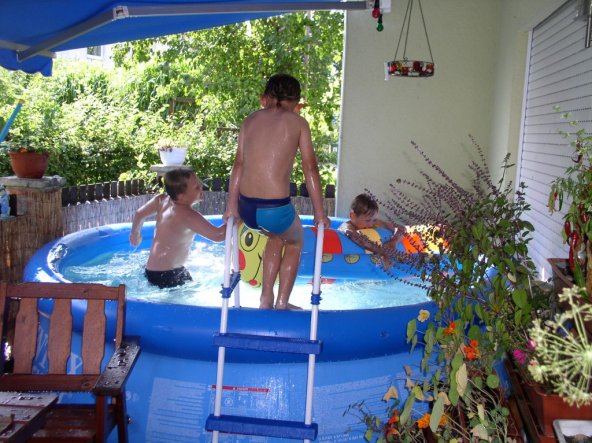 im Sommer schrumpft die Terasse dann immer emens ein für den Pool, aber man sieht ja den Spaß den sie haben ;o), rechts leider nicht am Bild sind imme