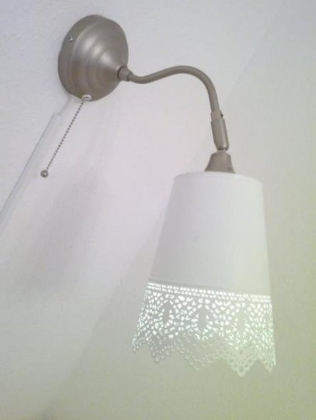 Im Schlafzimmer hat sich ein minimales Detail verändert... Die Wandlampe Arstyd vom Schweden hatte ursprünglich einen Stoffschirm, der aber mehr und m