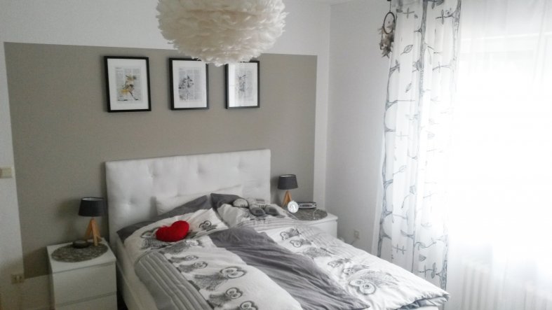 Neue Bilder und eine selbstgebaute Bett-Rückwand zieren jetzt das Schlafzimmer