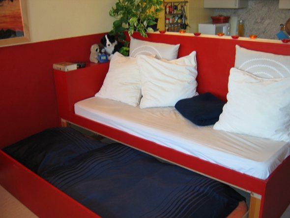 Die riesigen Kissen machen eine einfache Matratze zu einer kuschligen Angelegenheit.
Darunter befindet sich mein Bett, das abends einfach hervo